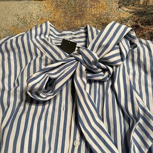 Sleeveless top with bow tie on collar